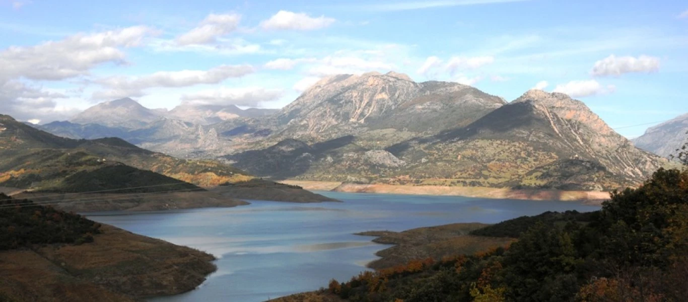 Η παράξενη λίμνη σε σχήμα Χ: Που βρίσκεται και άλλες λεπτομέρειες